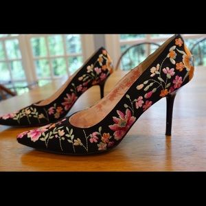 Beautiful embroidered Beverly Feldman Heels